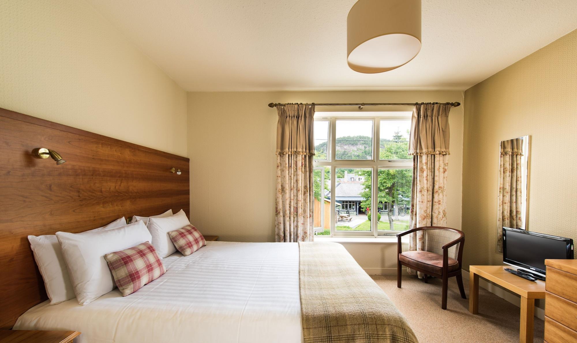Balmoral Arms Hotel Ballater Bagian luar foto